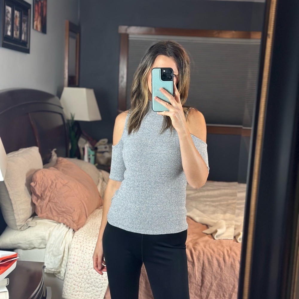 Gap Gray Ribbed Cold Shoulder Top – Mock Neck – Size Small